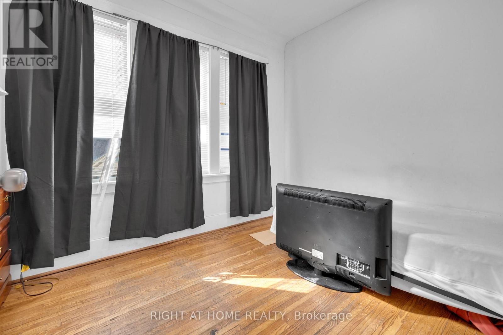 530-532 CAMPBELL AVENUE - 11