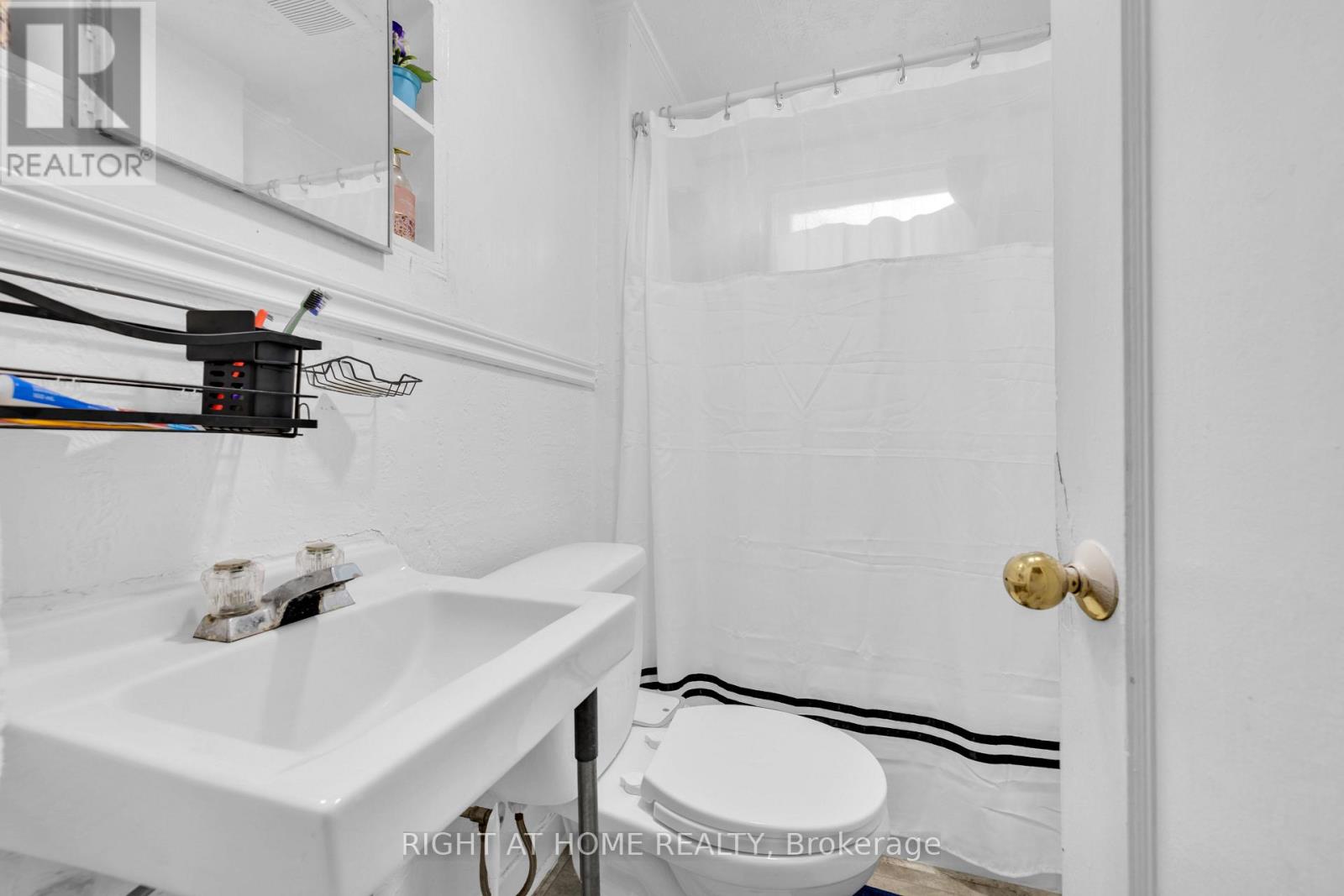 530-532 CAMPBELL AVENUE - 26