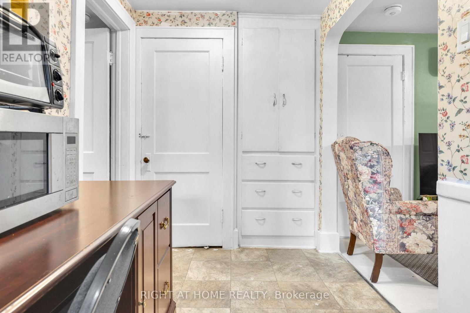 530-532 CAMPBELL AVENUE - 24