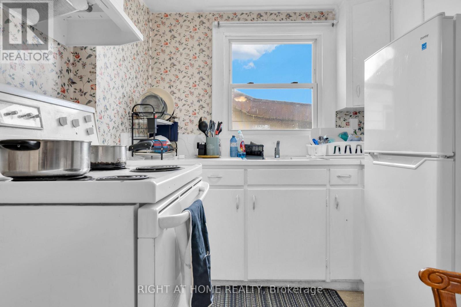 530-532 CAMPBELL AVENUE - 23
