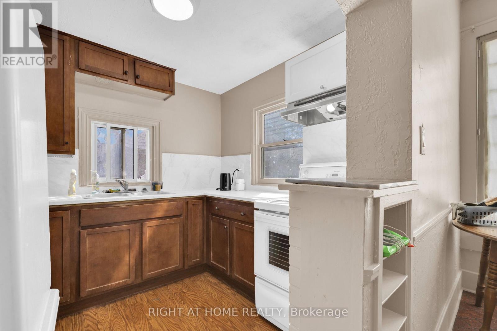 530-532 CAMPBELL AVENUE - 7