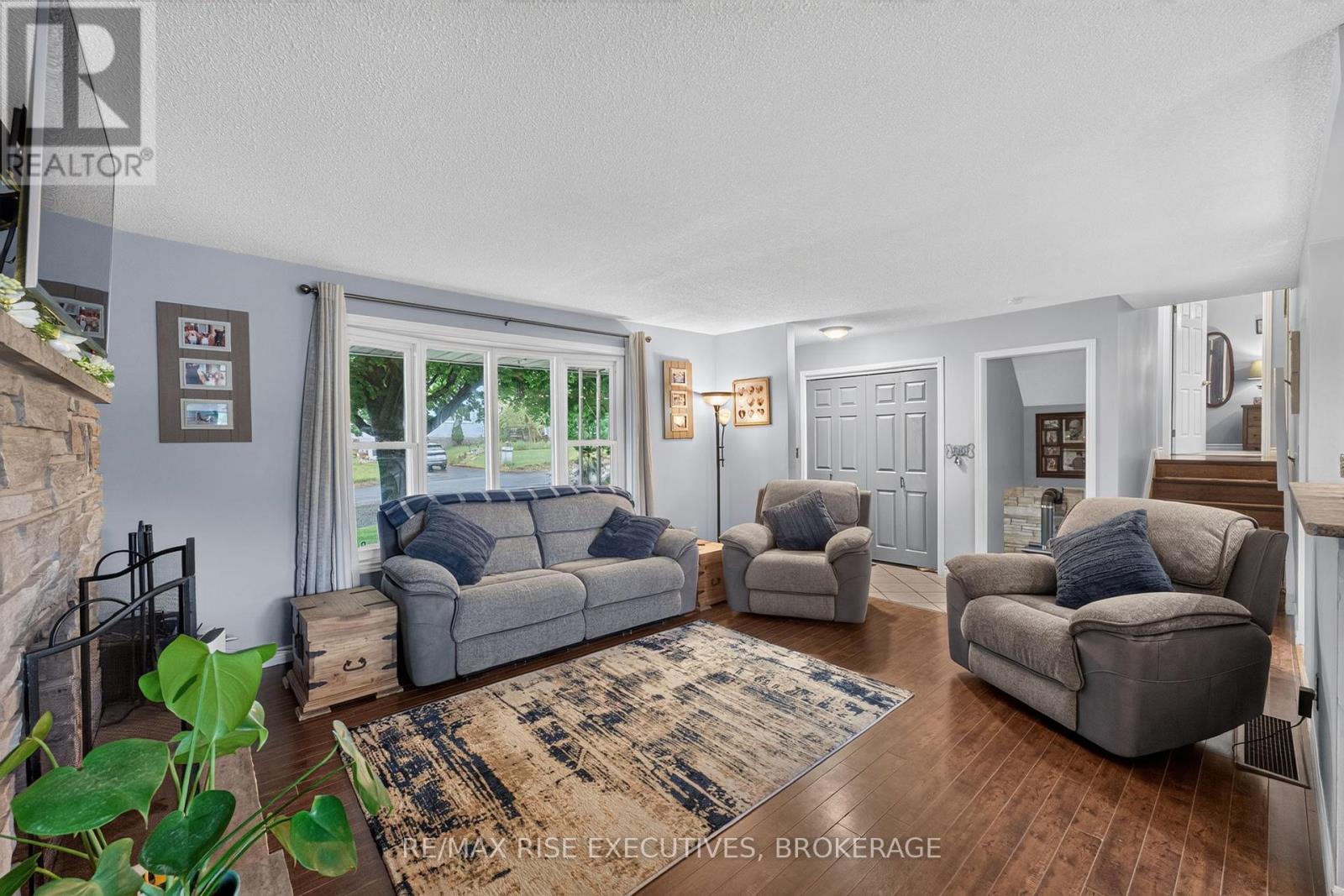 1560 VICTORIA STREET - 6