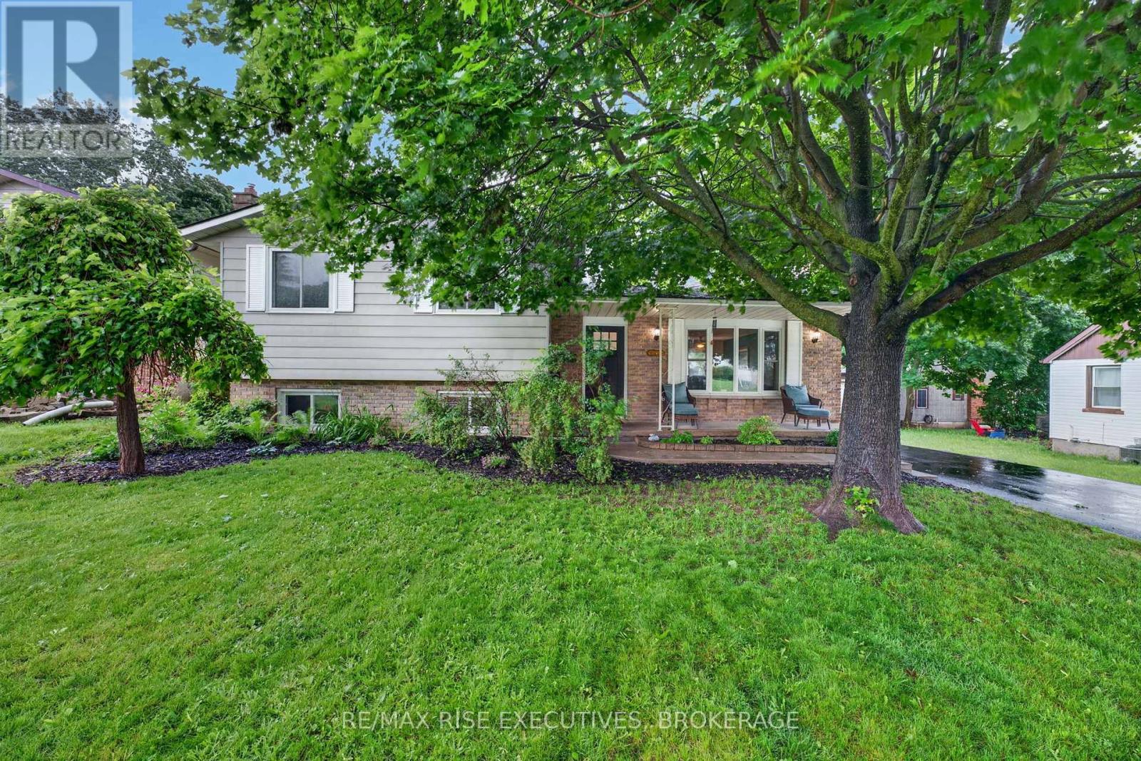 1560 VICTORIA STREET - 1