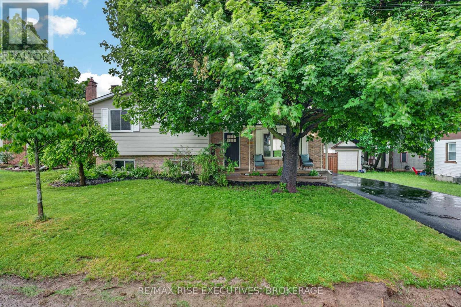 1560 VICTORIA STREET - 33