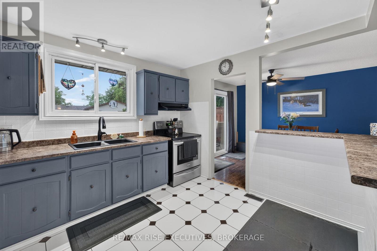 1560 VICTORIA STREET - 9