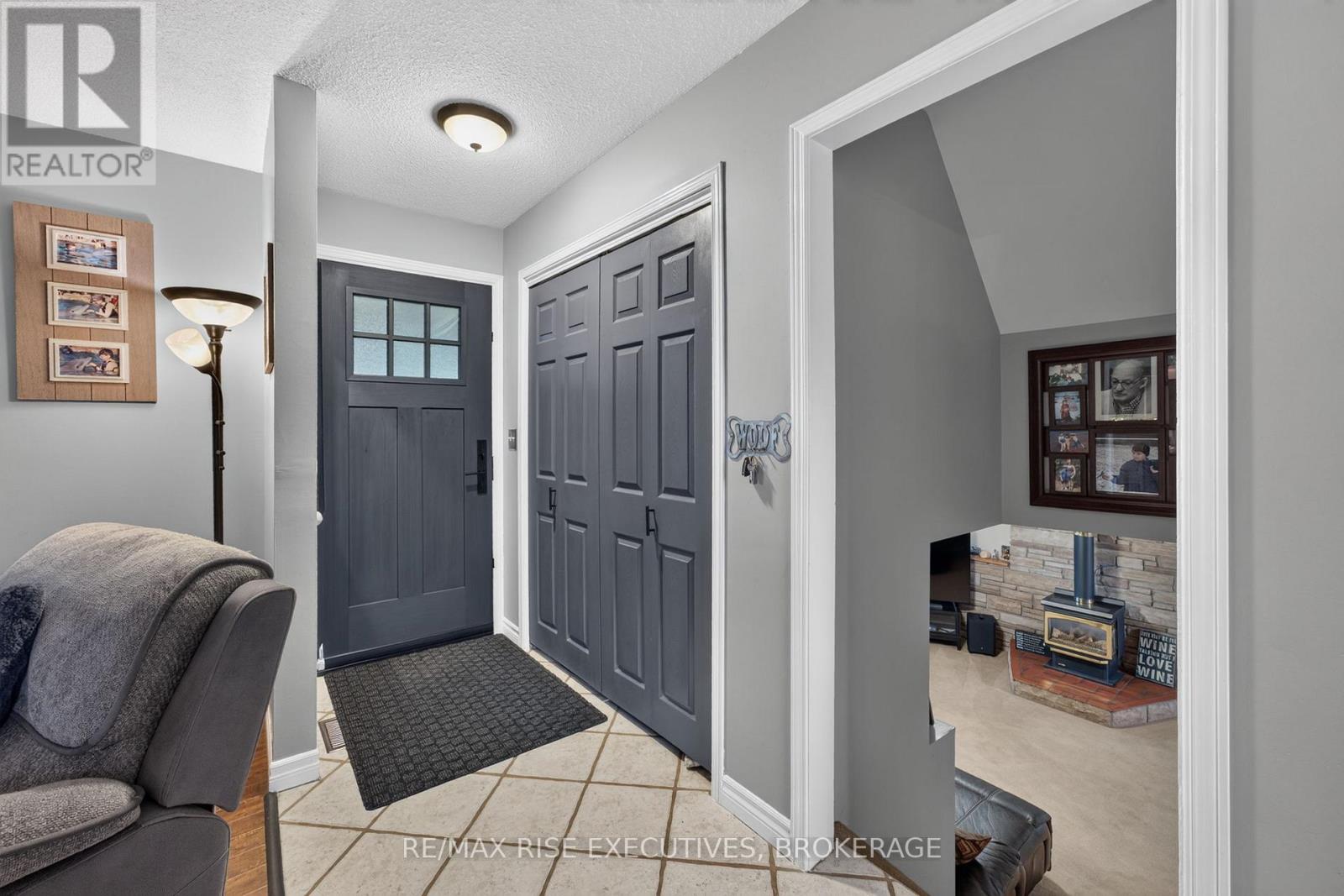 1560 VICTORIA STREET - 4
