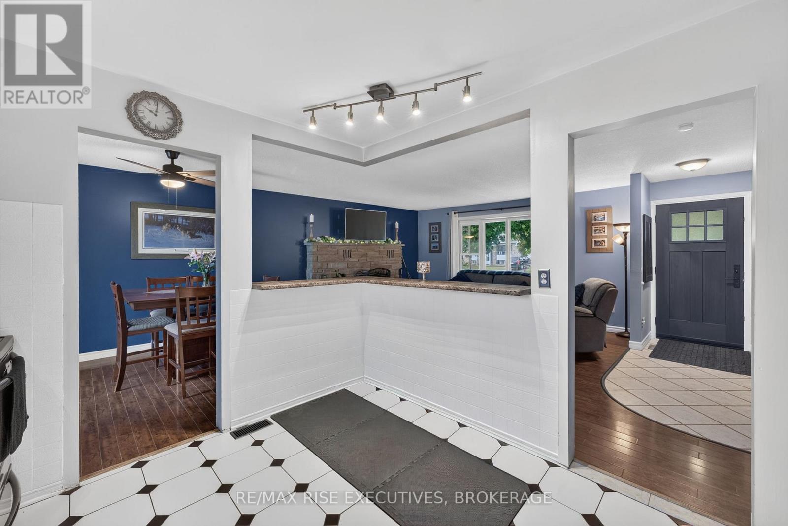 1560 VICTORIA STREET - 11