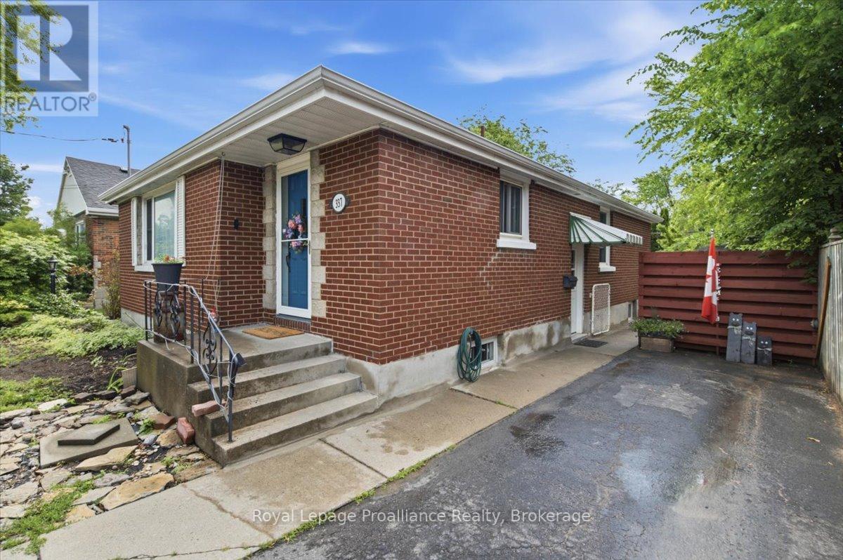 337 BRIDGE STREET E - 3