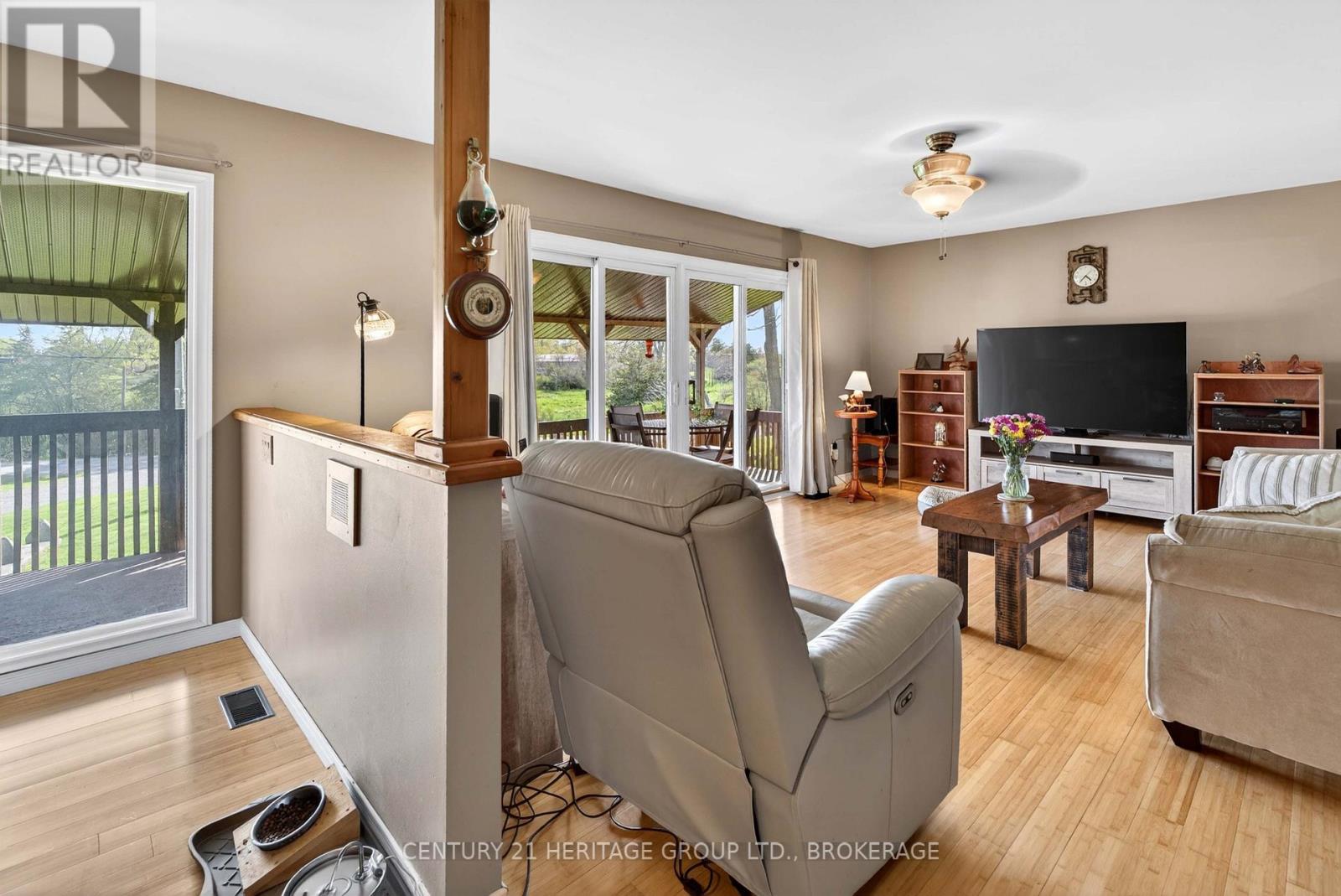 217 WELLINGTON STREET - 13