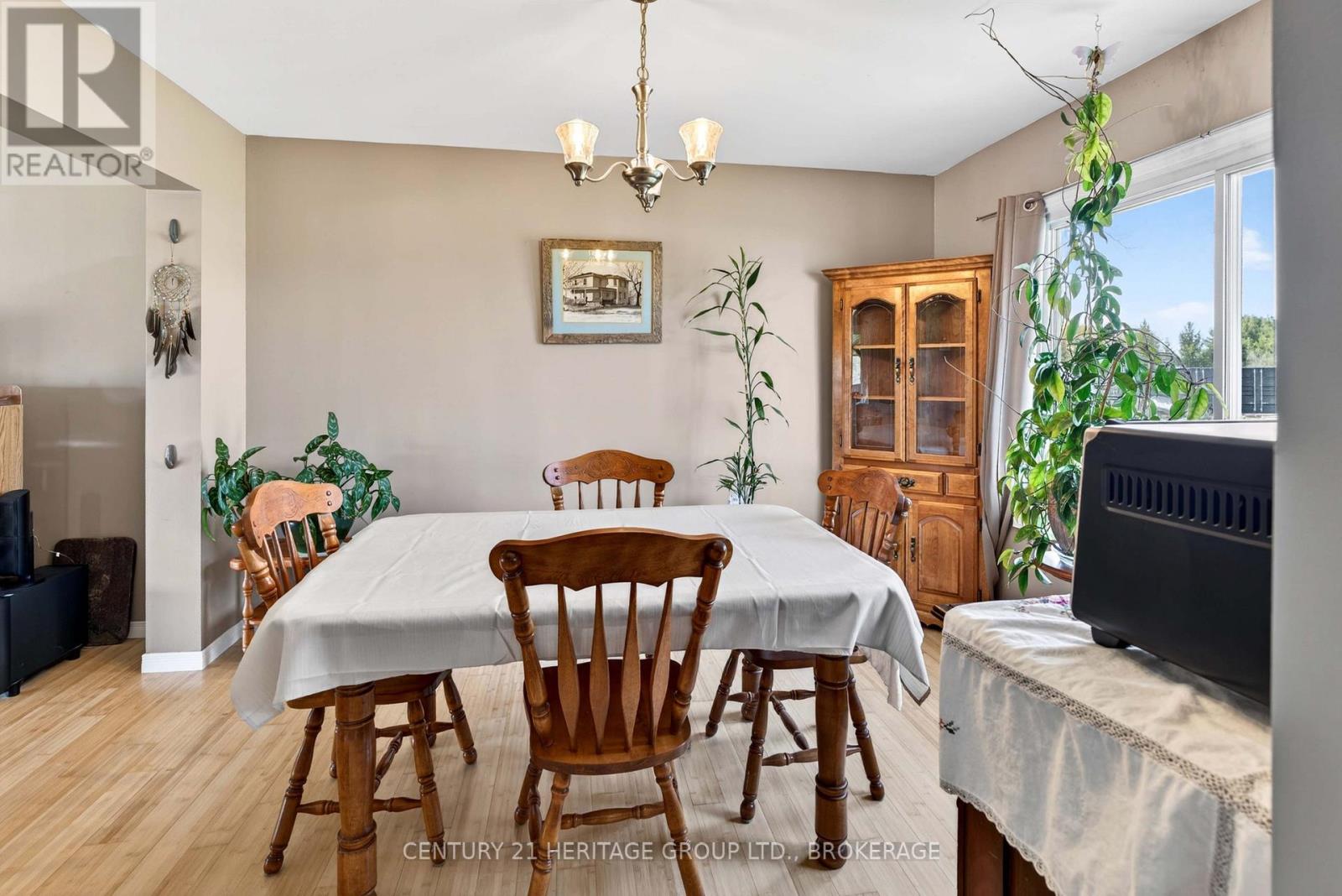 217 WELLINGTON STREET - 5