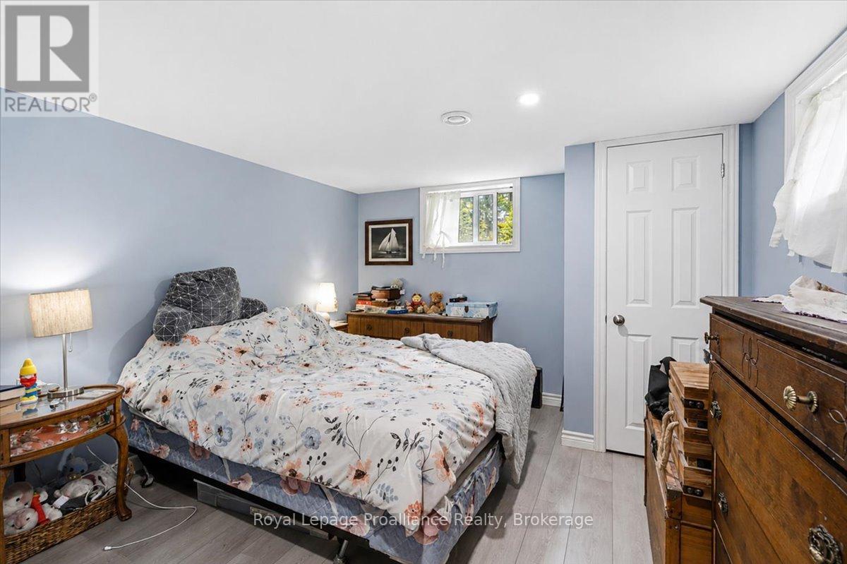 337 BRIDGE STREET E - 33
