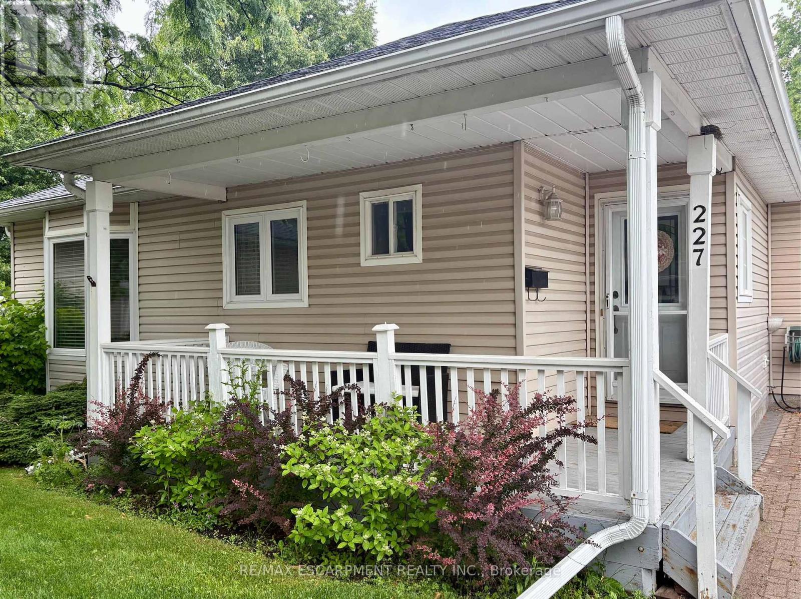 227 SILVERBIRCH BOULEVARD - 4