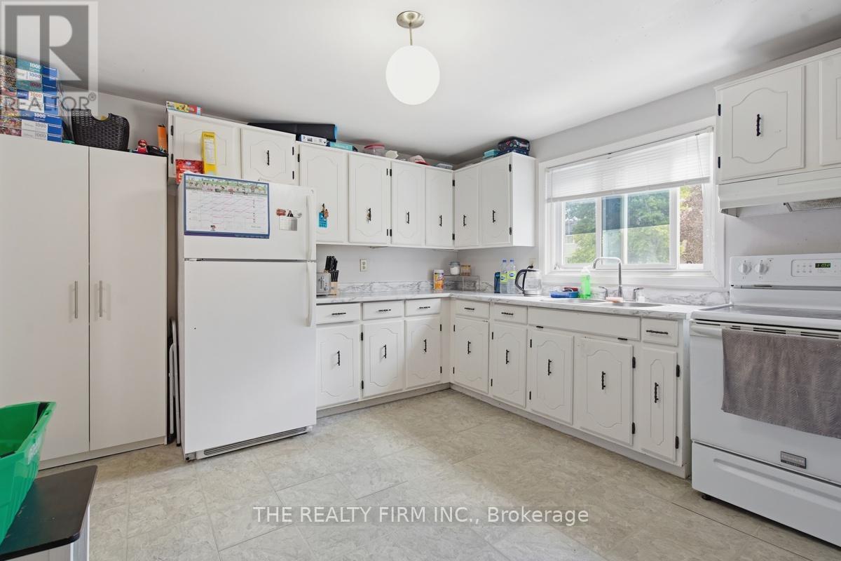 #32 159 SANDRINGHAM CRESCENT - 11