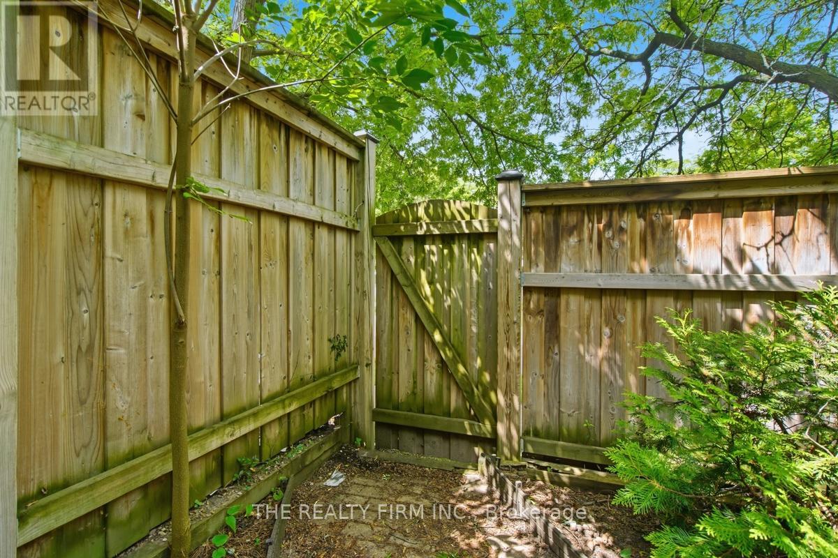 #32 159 SANDRINGHAM CRESCENT - 30