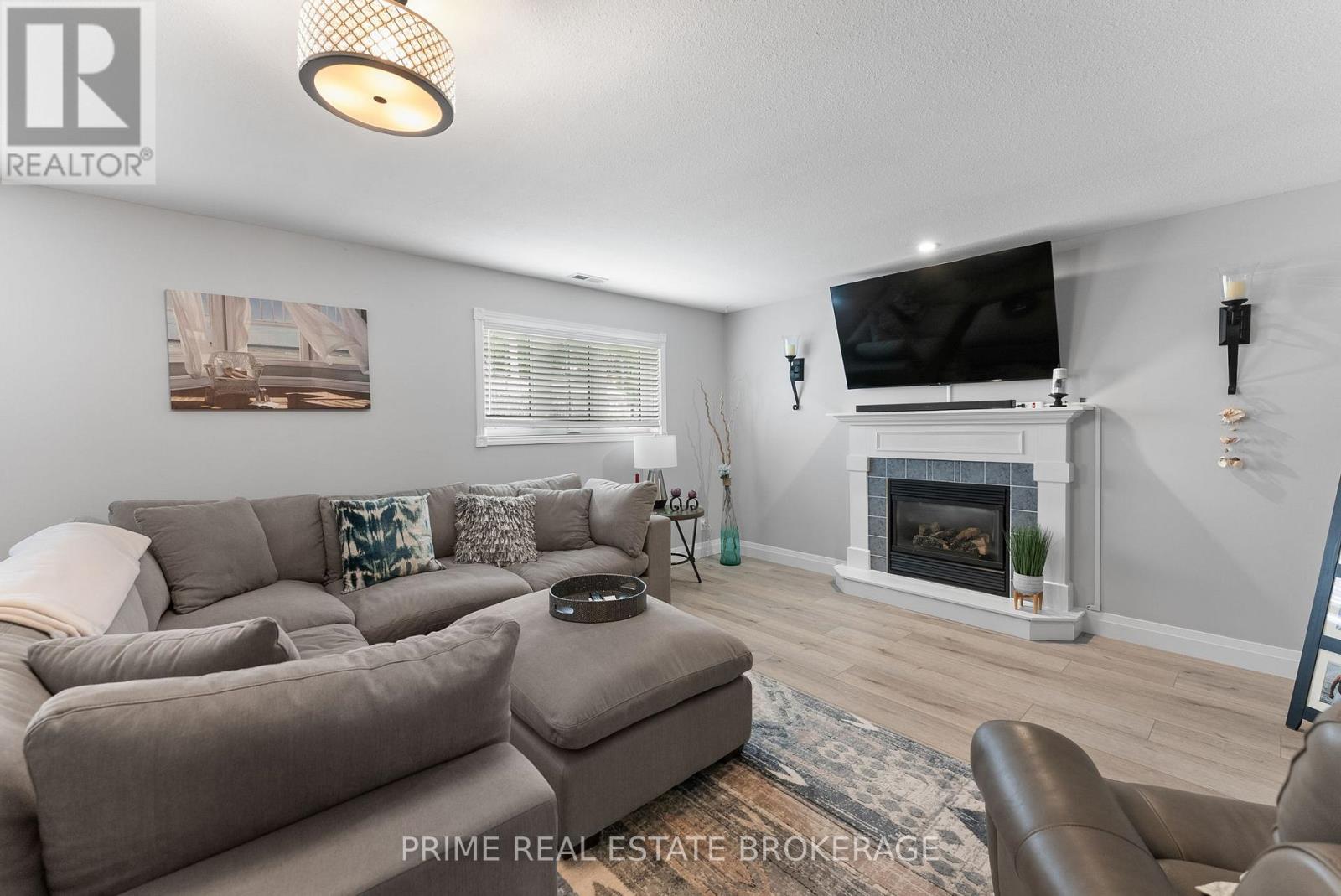 24 QUEEN STREET W - 24