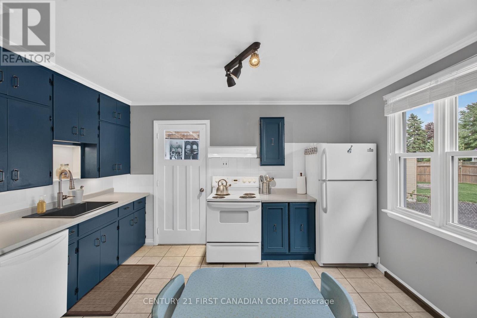 218 VANCOUVER STREET - 15
