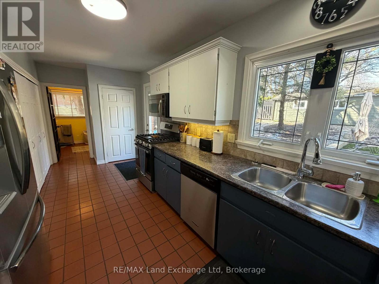320 SUMMIT DRIVE - 15