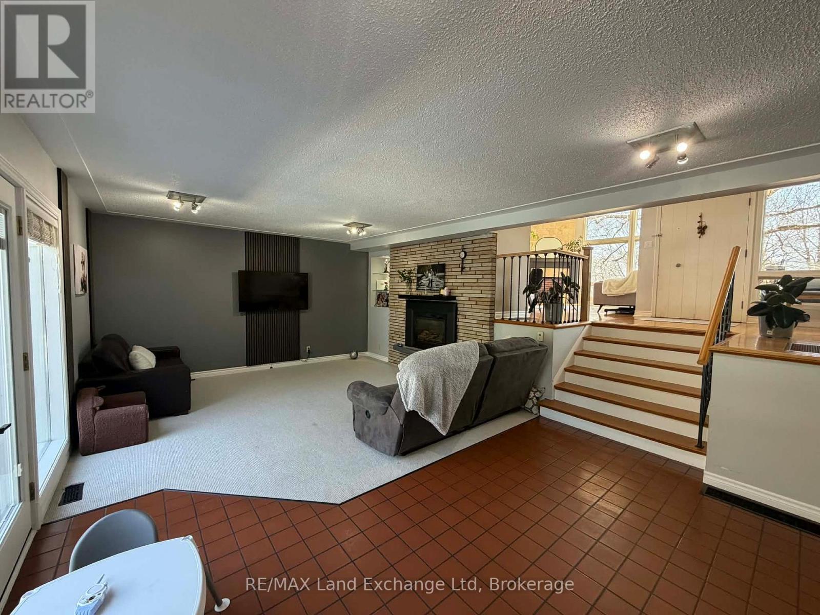 320 SUMMIT DRIVE - 19