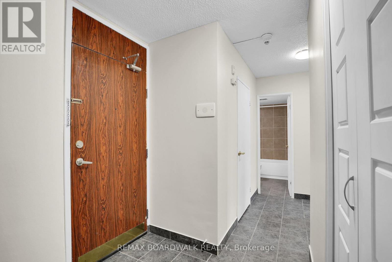 2 Bed, 1 Bath Apartment for Sale in Ottawa – 115 – 2020 JASMINE CRESCENT, Ottawa – MLS# X13476464 - Image 6