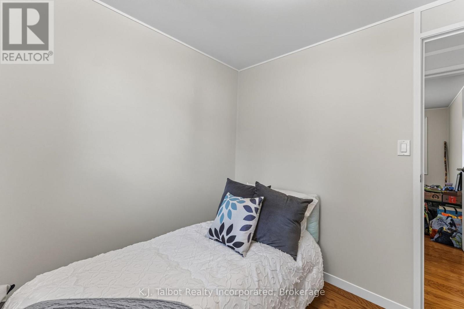232 PICTON STREET W - 25