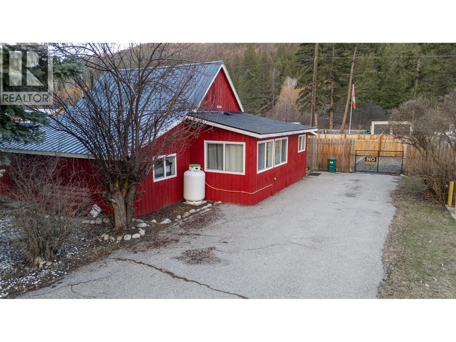 5844 Highway 33 - 35
