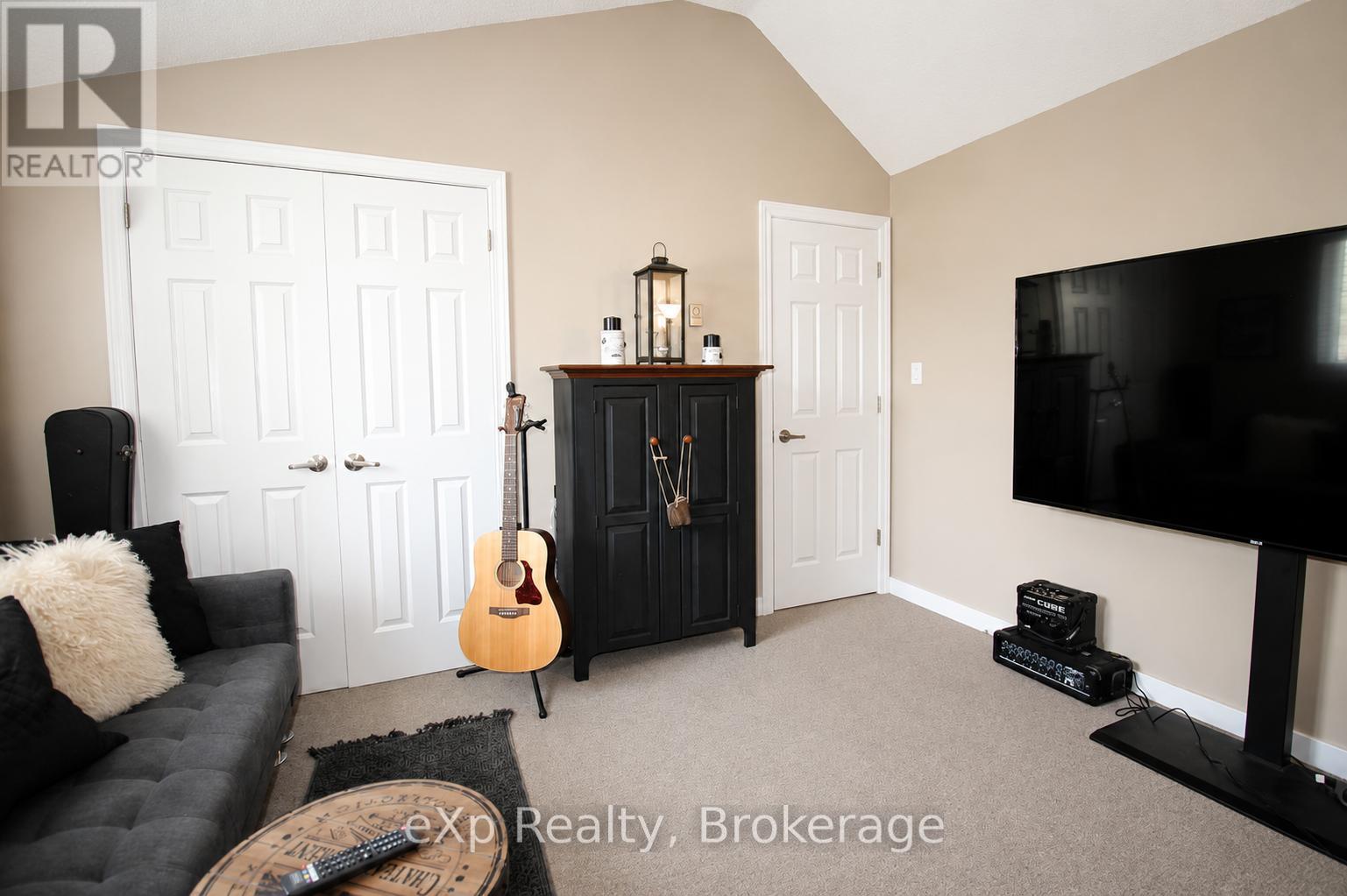 407047 GREY 4 ROAD - 26