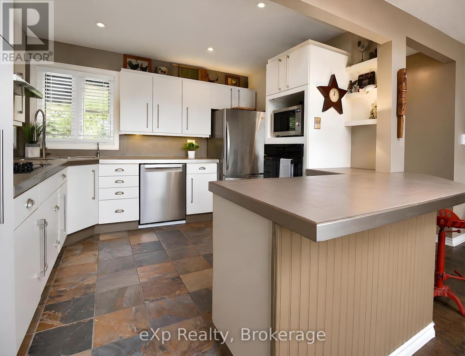 407047 GREY 4 ROAD - 21