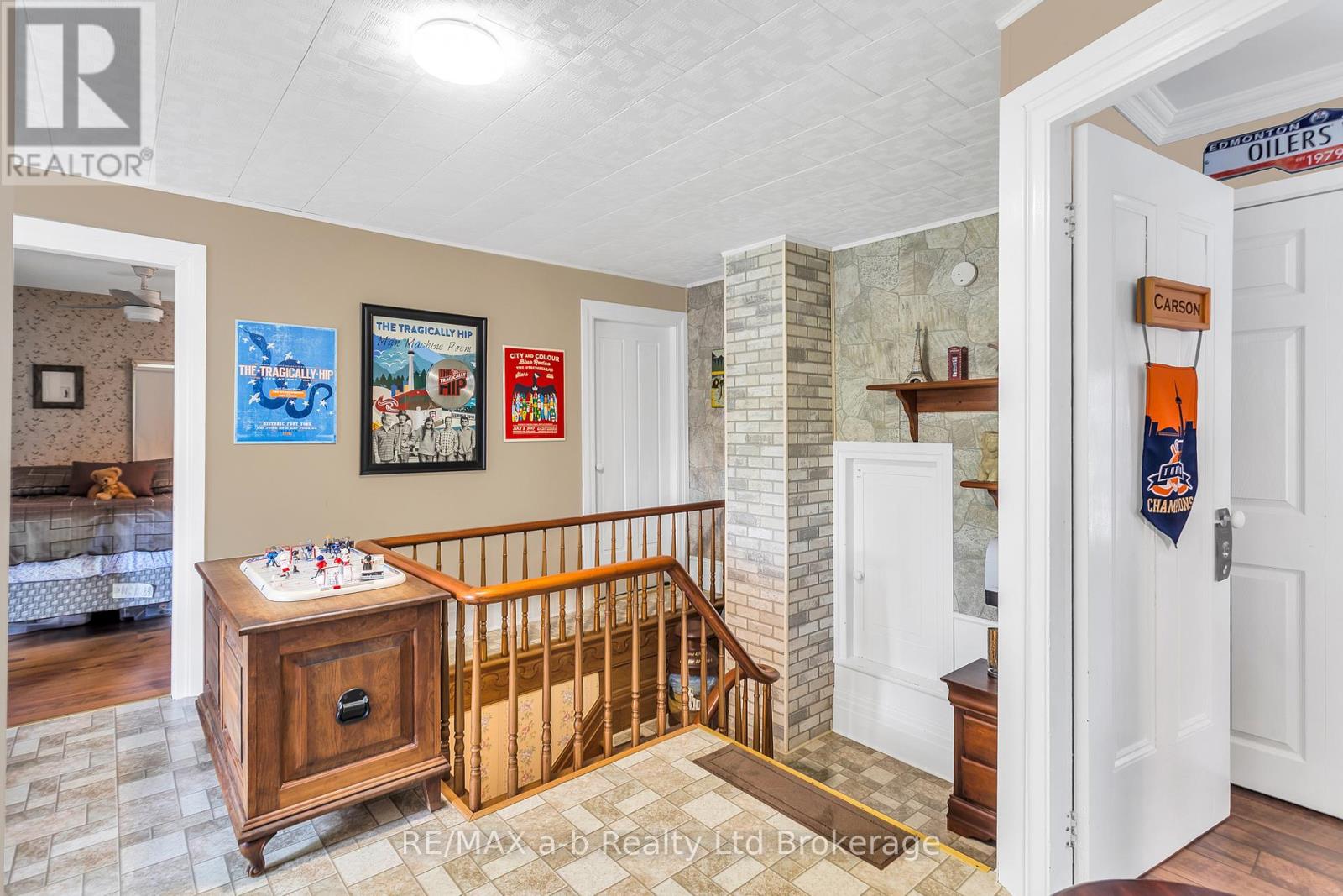 1813 NORFOLK COUNTY 19 ROAD W - 34