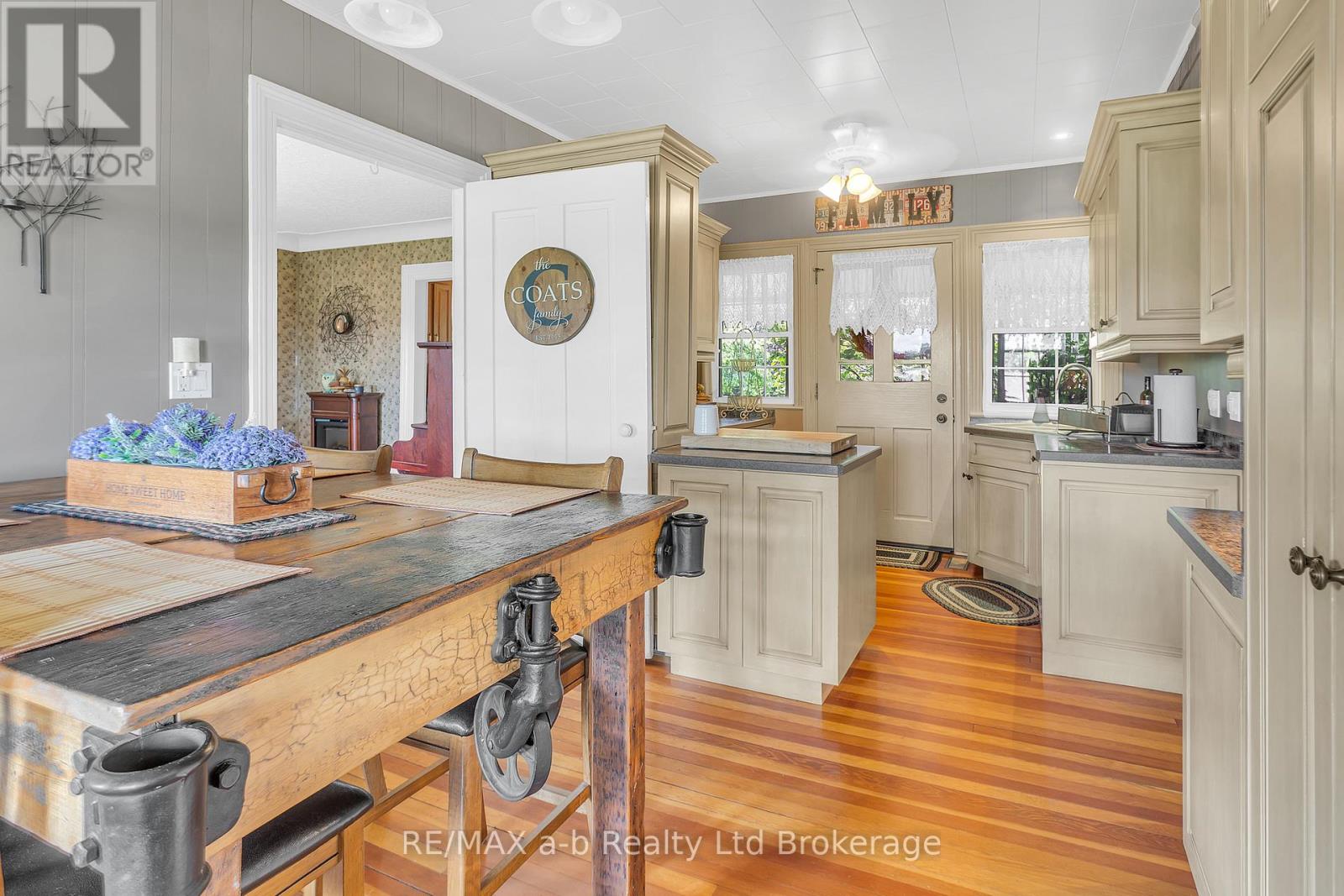 1813 NORFOLK COUNTY 19 ROAD W - 19