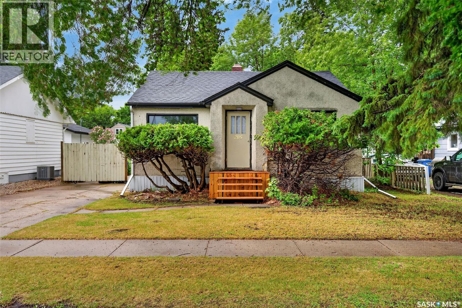 205 Bemister AVENUE E - 1