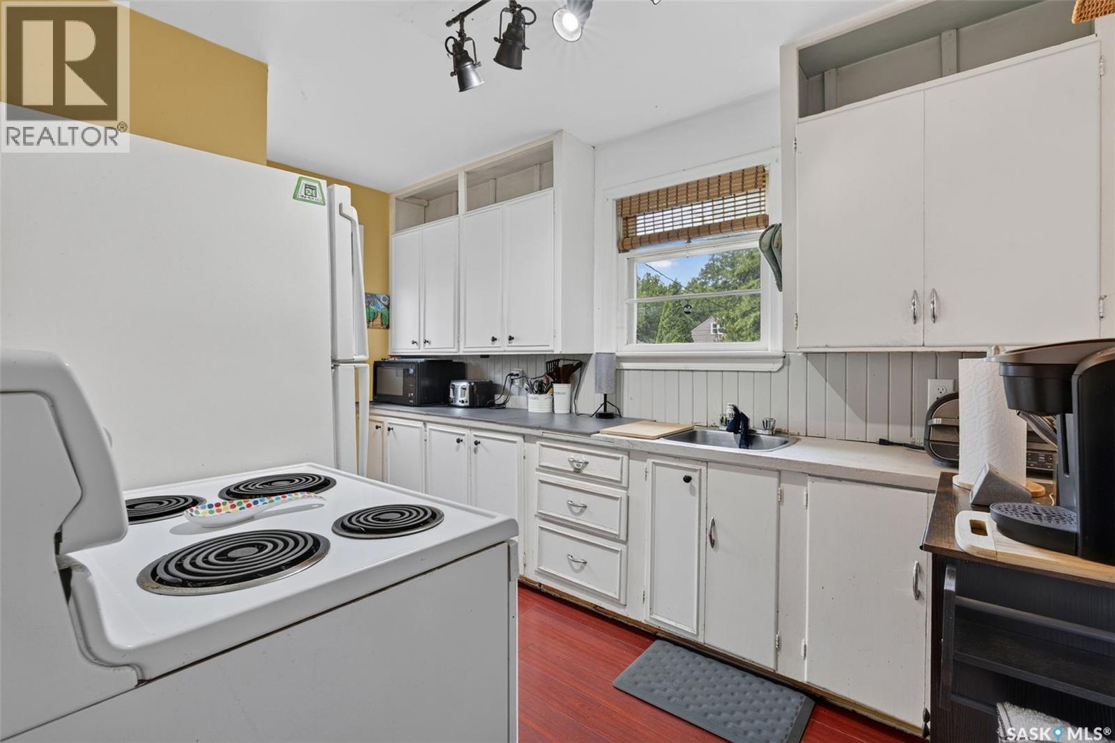 205 Bemister AVENUE E - 18