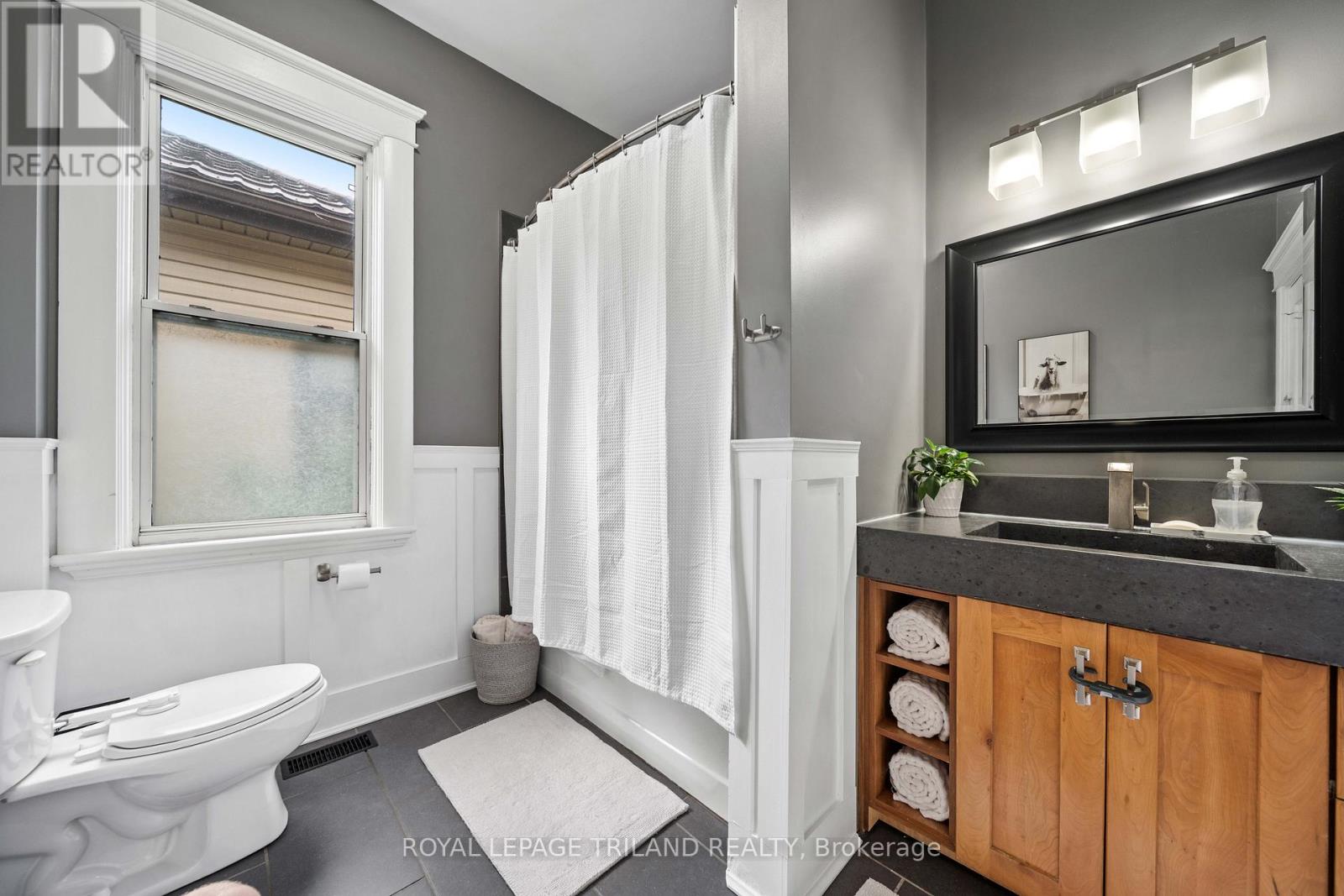 946 DUFFERIN AVENUE - 13