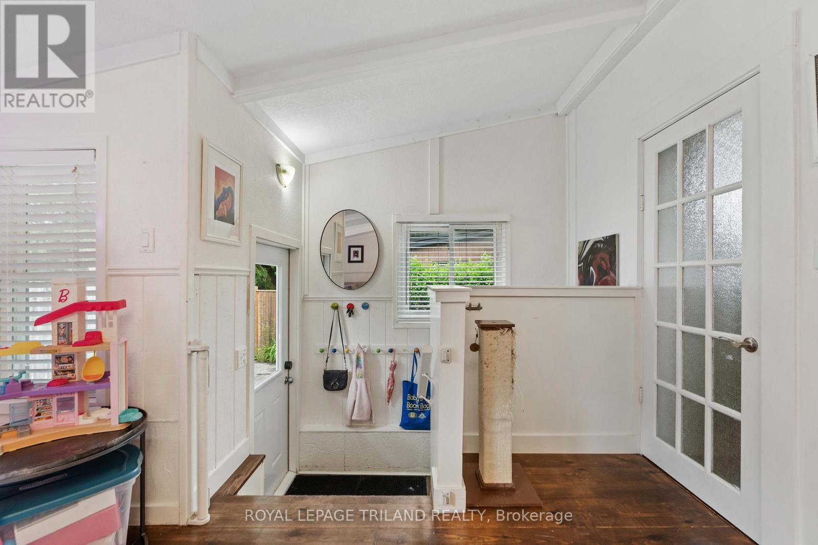 946 DUFFERIN AVENUE - 16