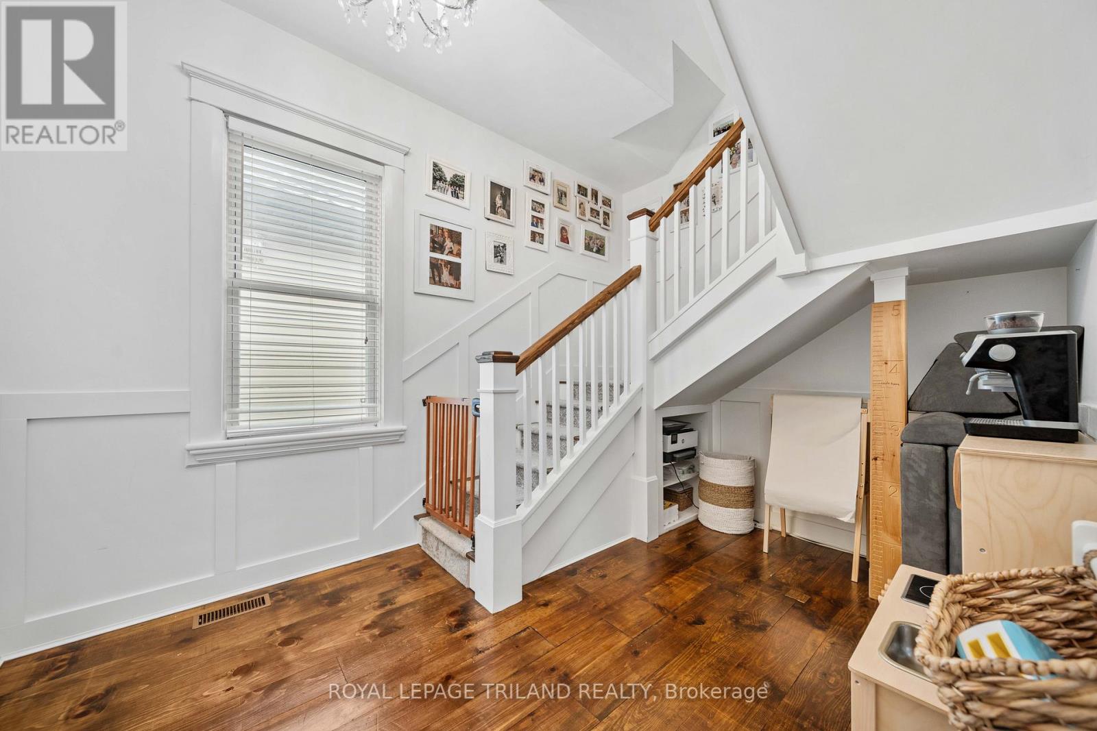 946 DUFFERIN AVENUE - 17