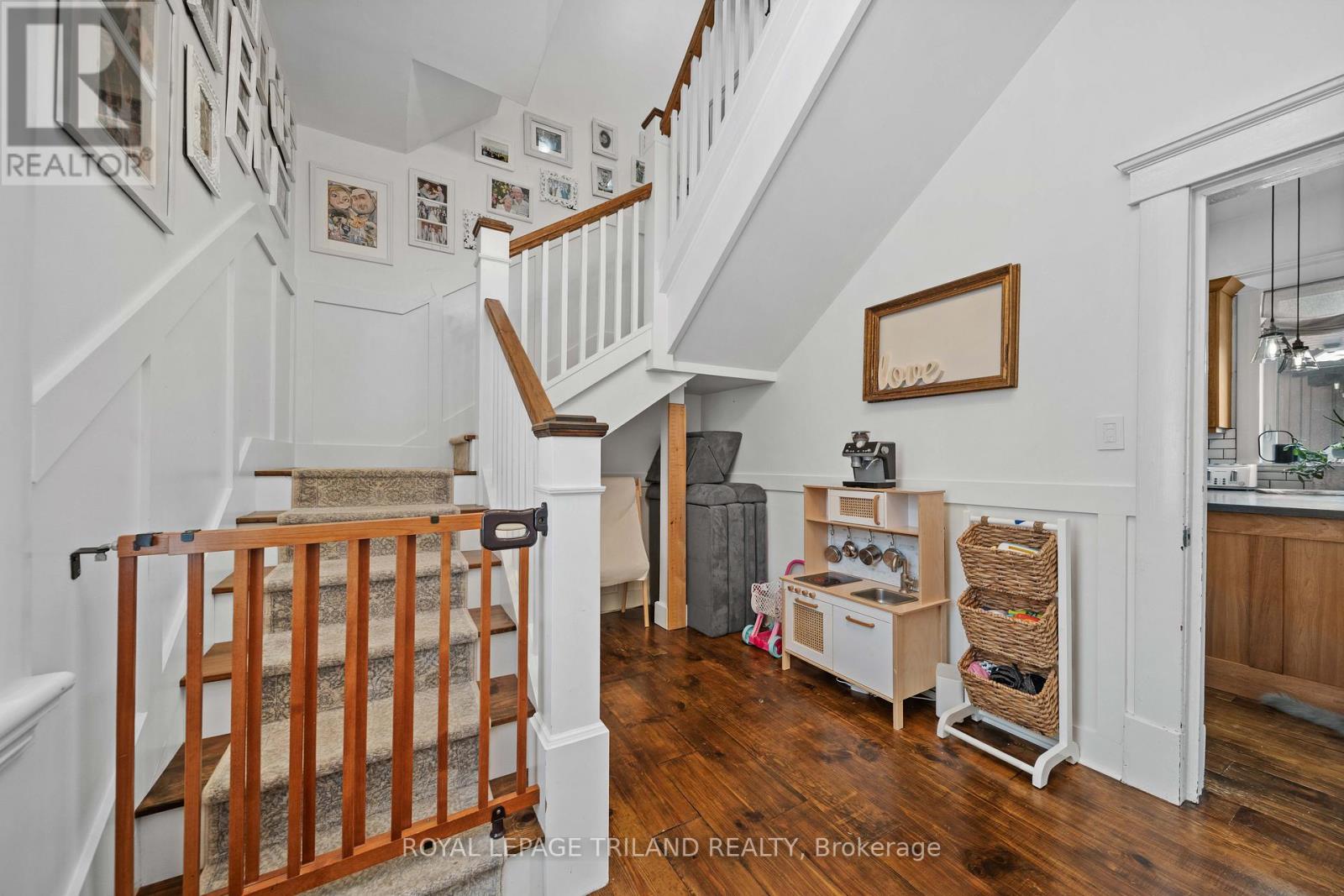 946 DUFFERIN AVENUE - 18