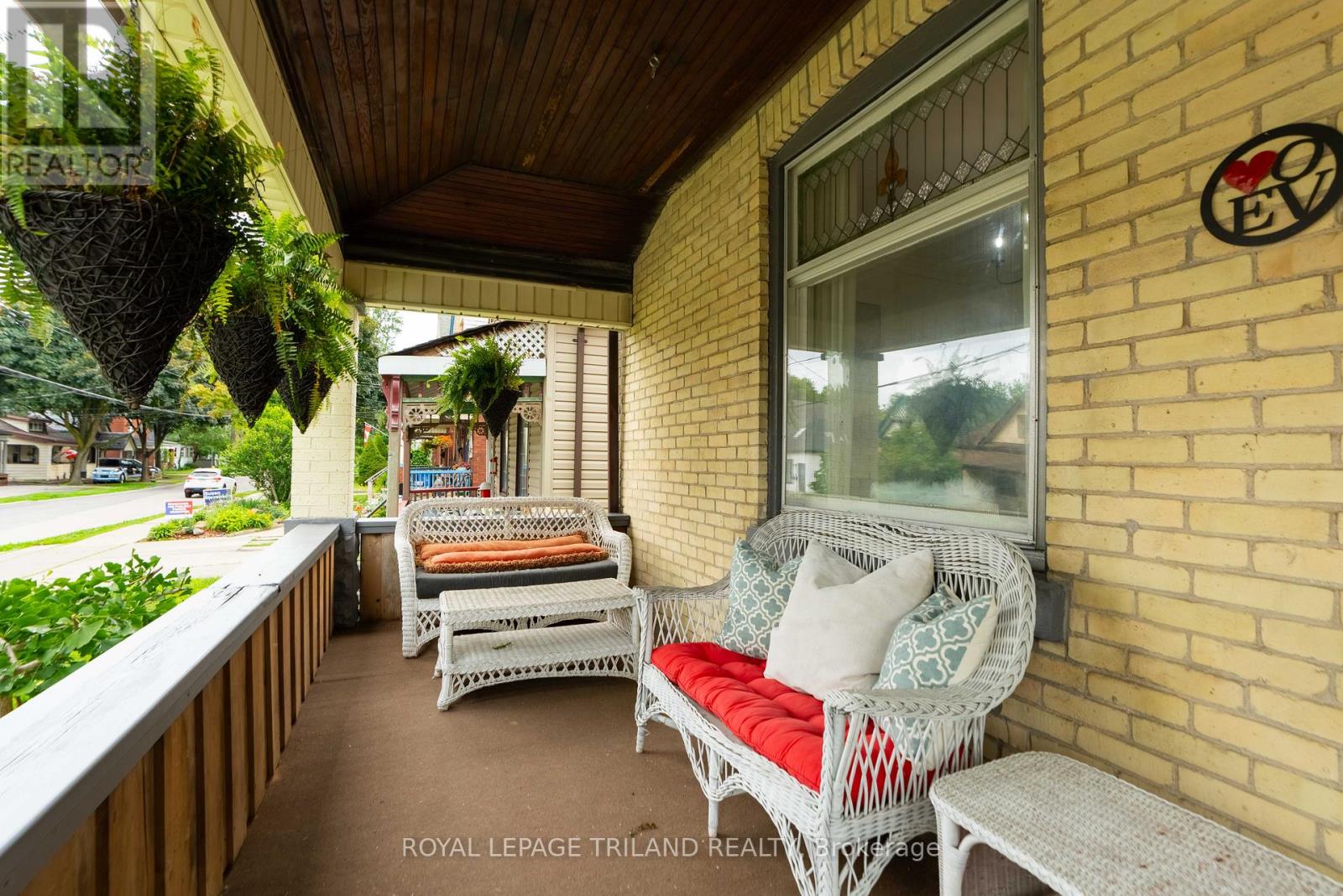 946 DUFFERIN AVENUE - 2