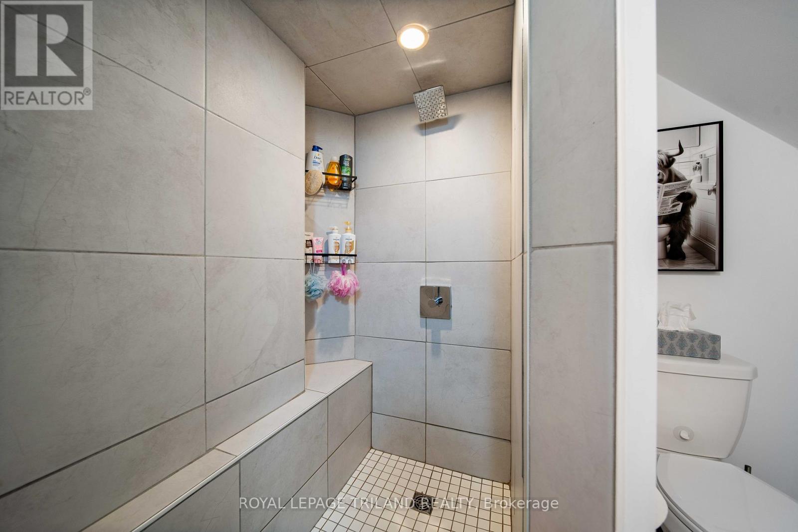 946 DUFFERIN AVENUE - 22