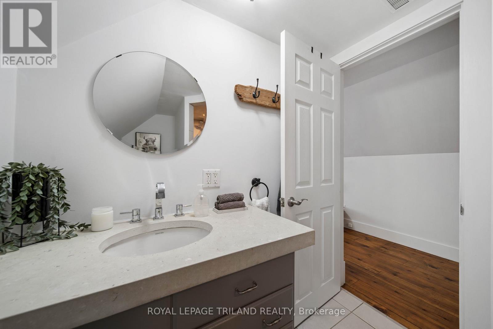 946 DUFFERIN AVENUE - 23