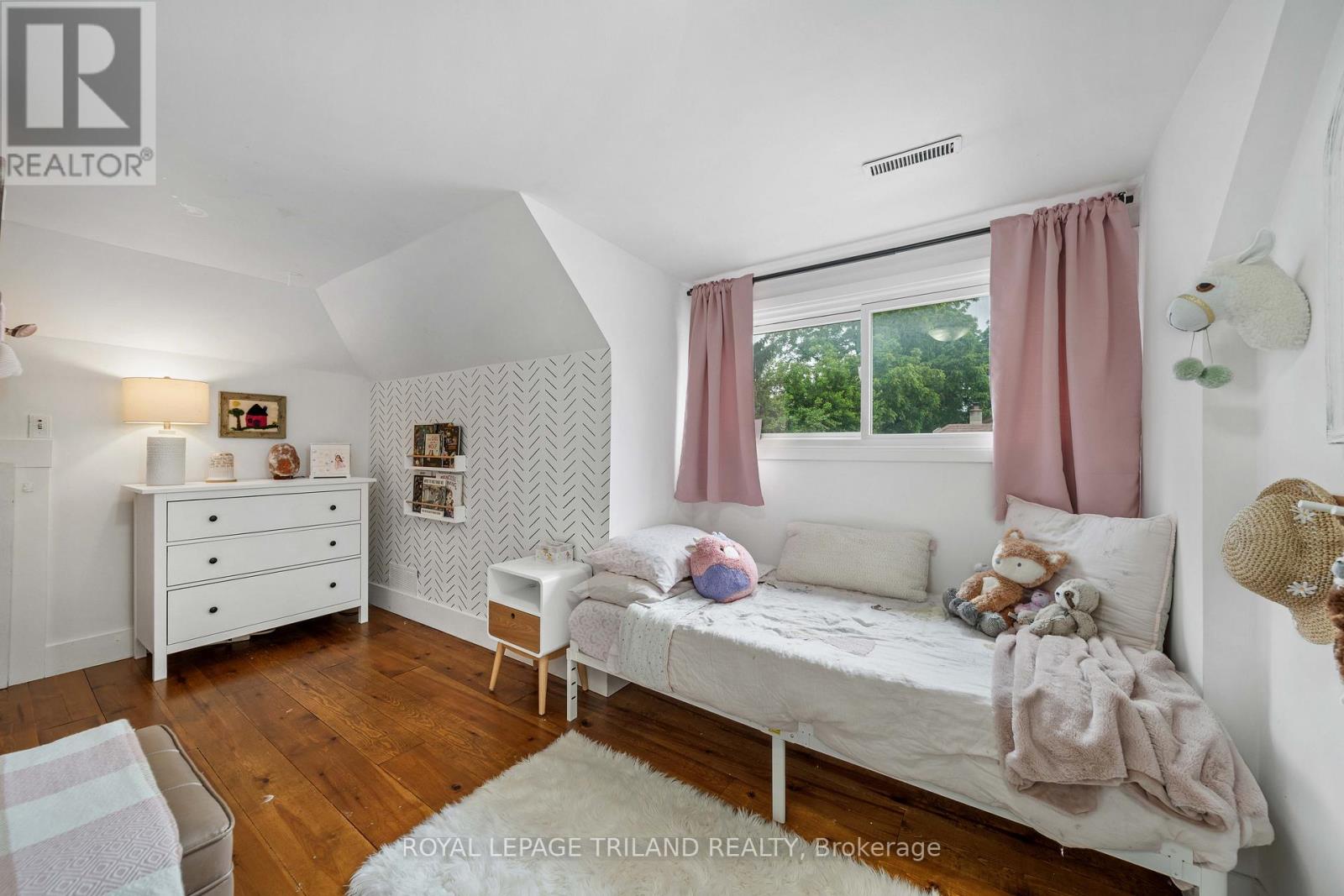 946 DUFFERIN AVENUE - 24