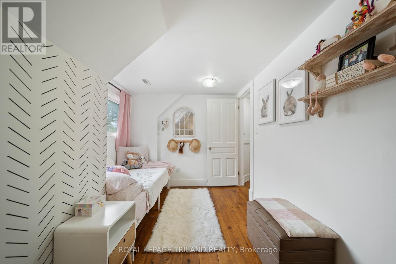 946 DUFFERIN AVENUE - 25