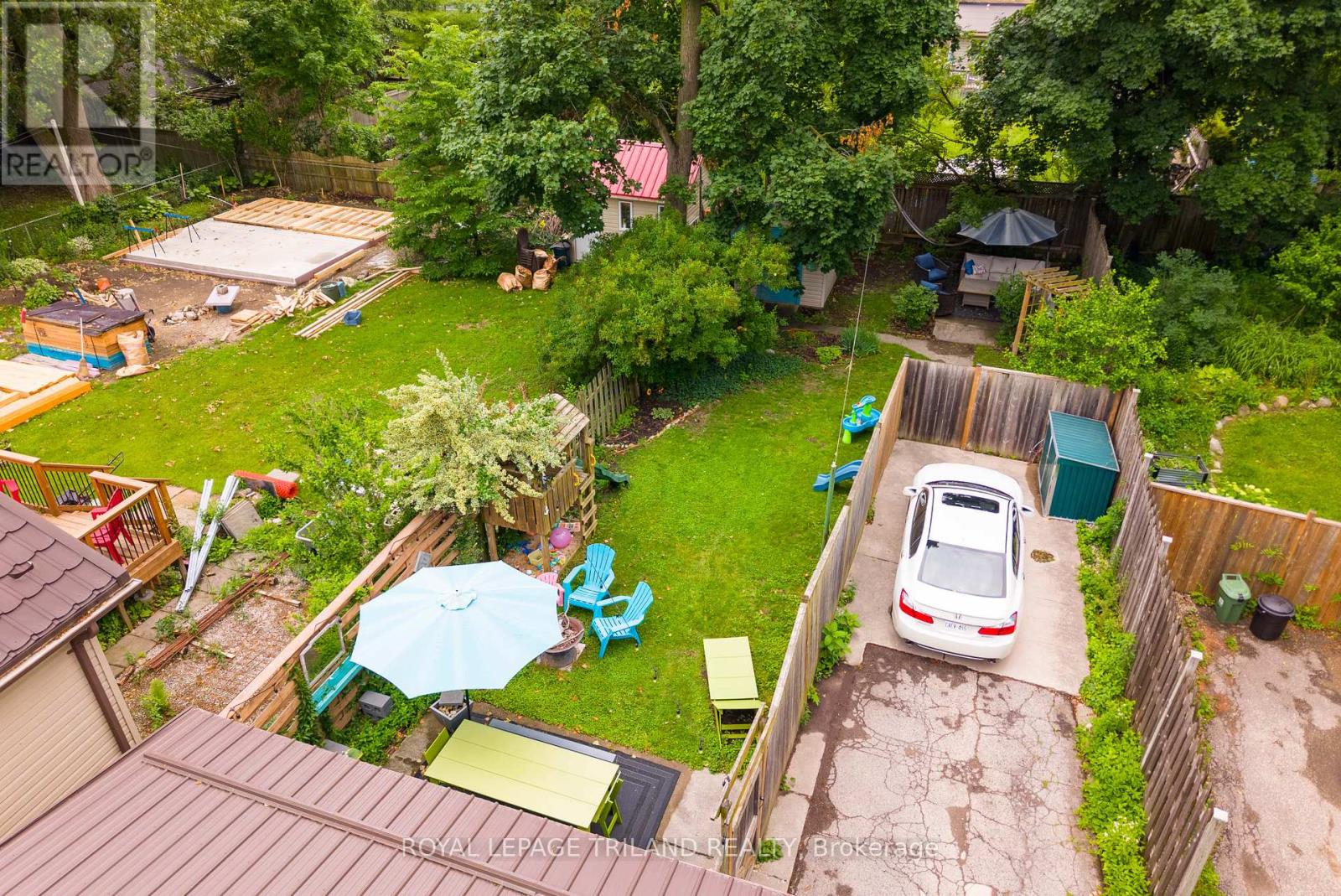 946 DUFFERIN AVENUE - 26