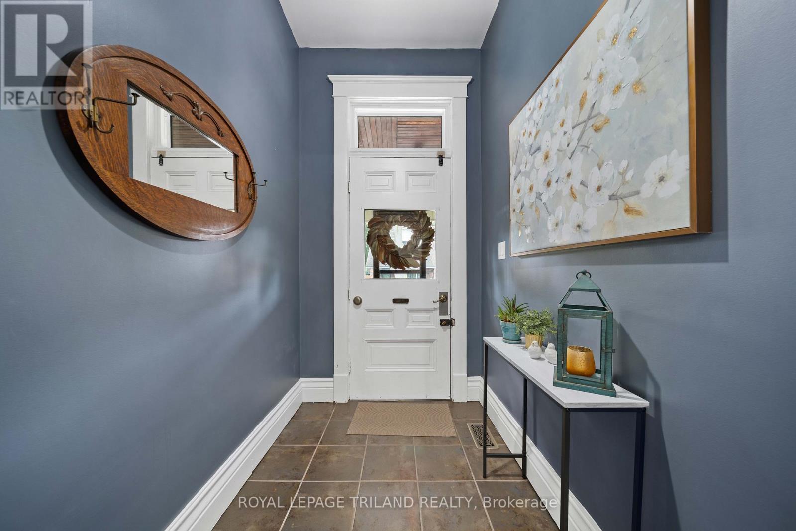 946 DUFFERIN AVENUE - 3