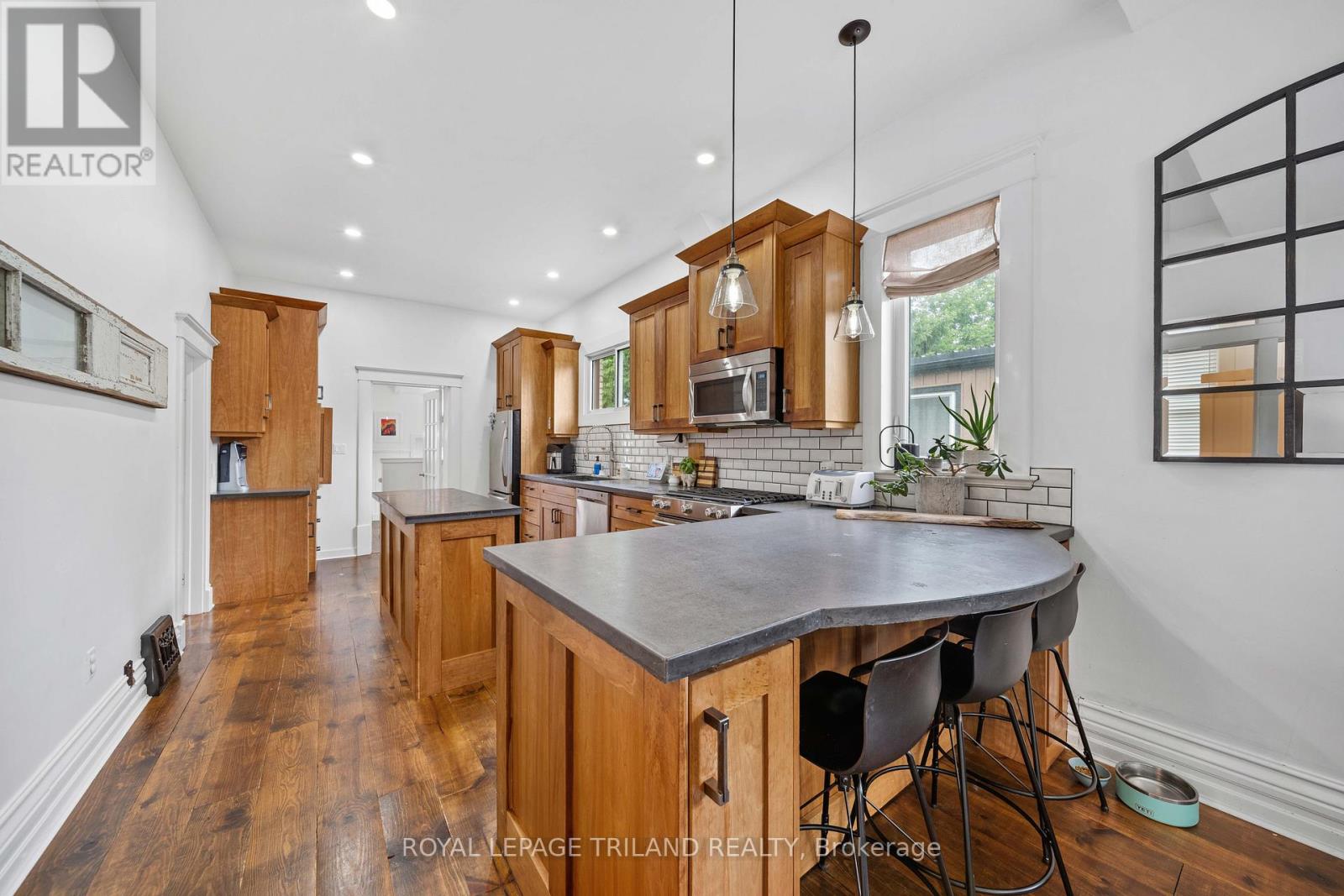 946 DUFFERIN AVENUE - 6