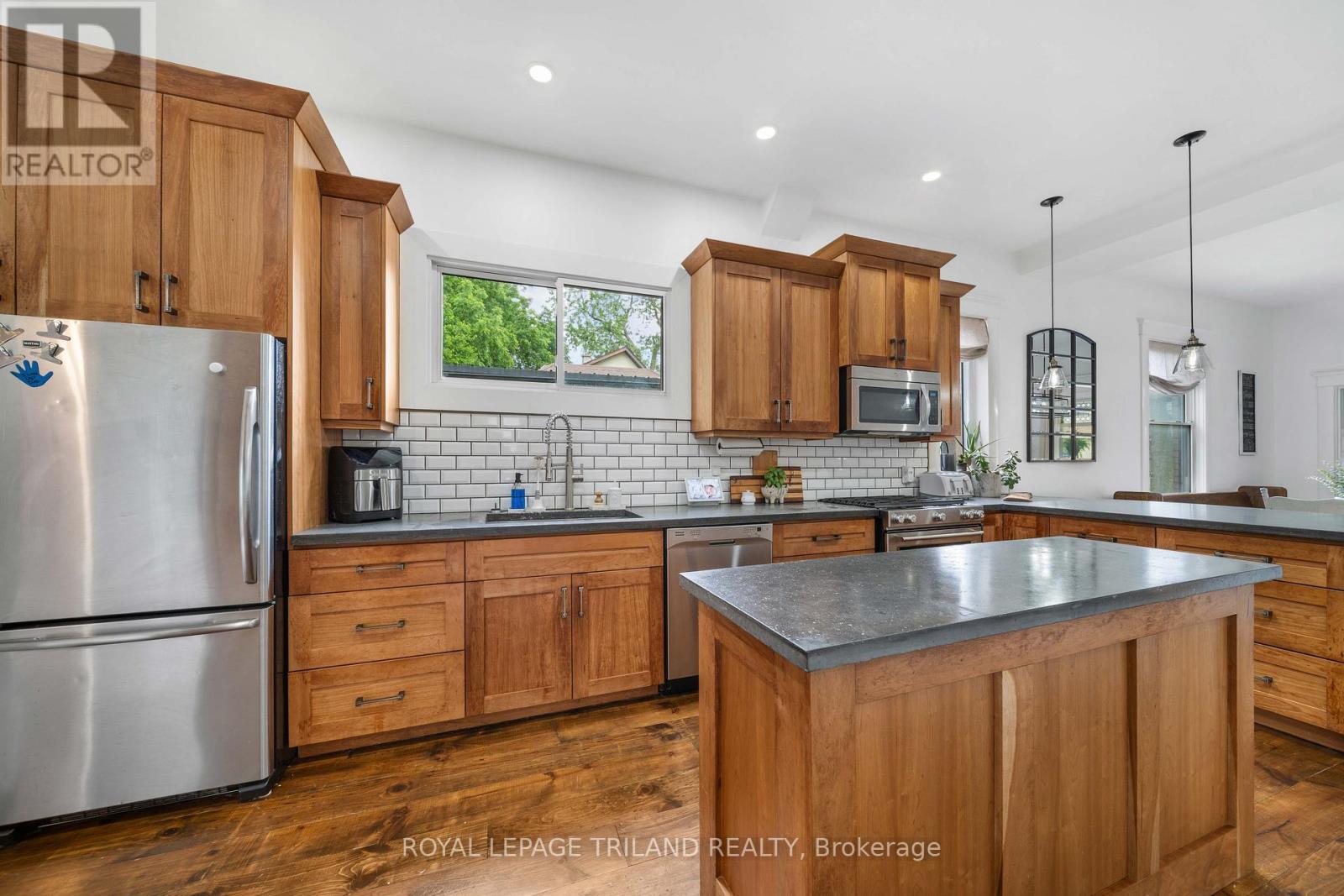 946 DUFFERIN AVENUE - 7