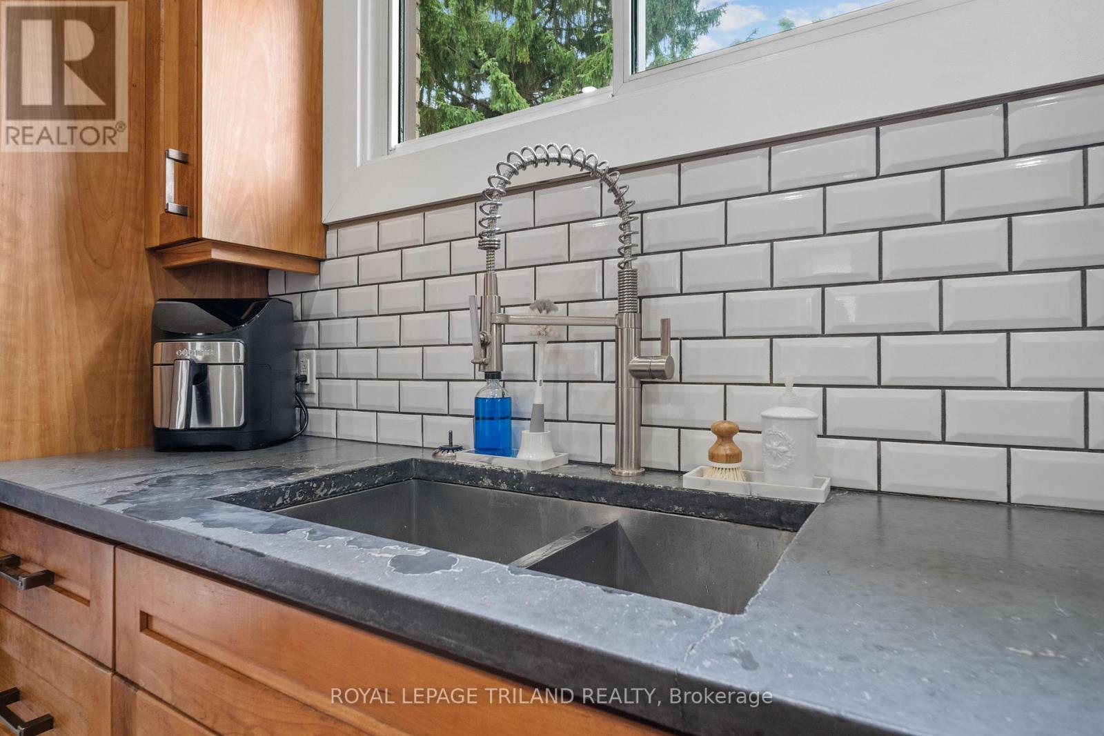 946 DUFFERIN AVENUE - 8