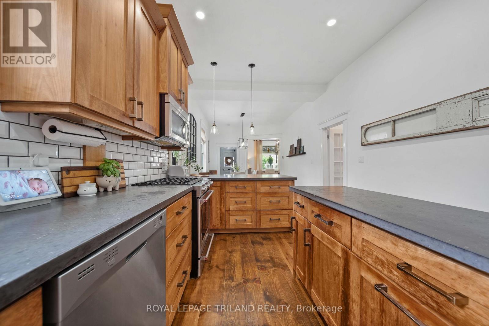 946 DUFFERIN AVENUE - 9