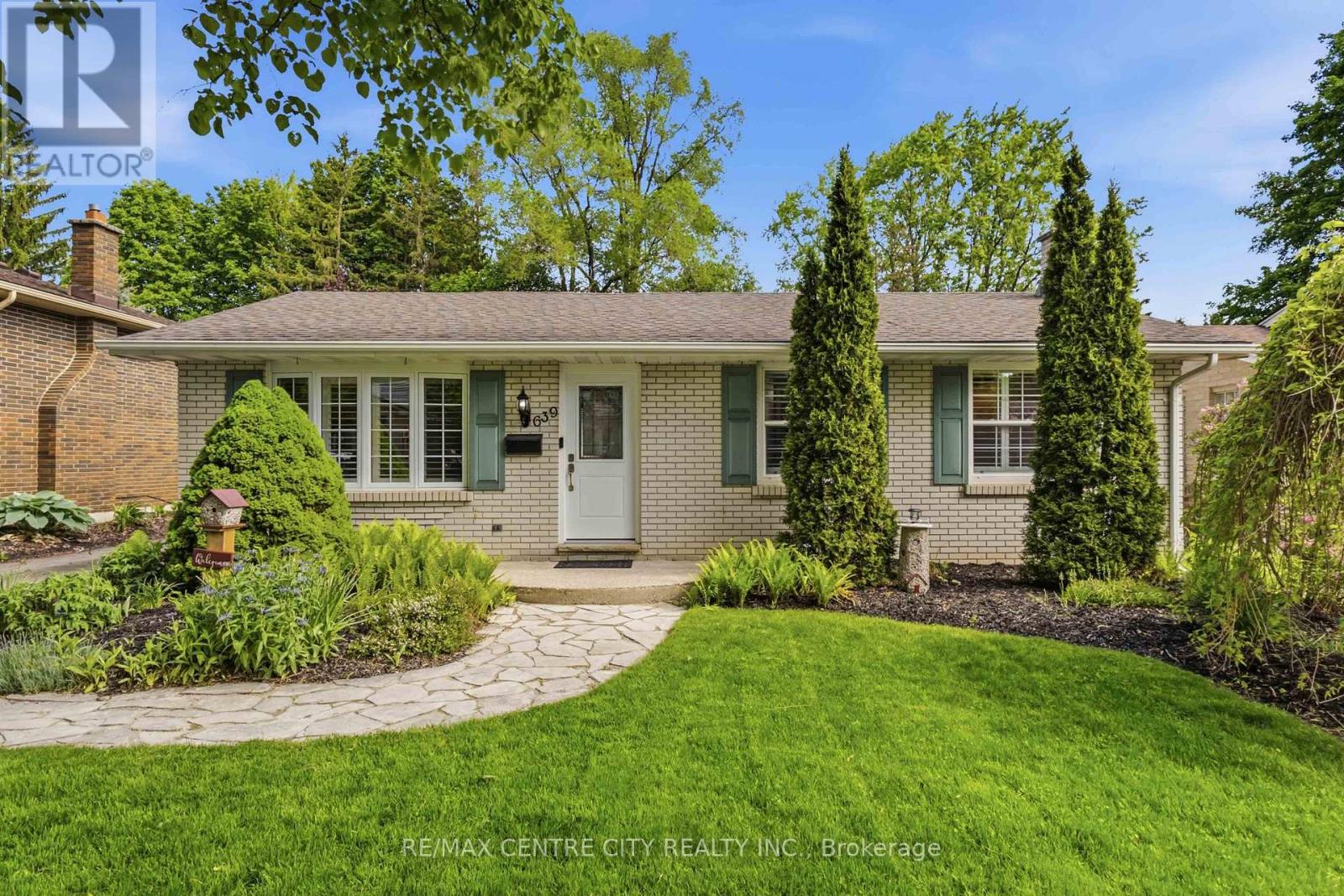 639 DUNBOYNE CRESCENT - 1
