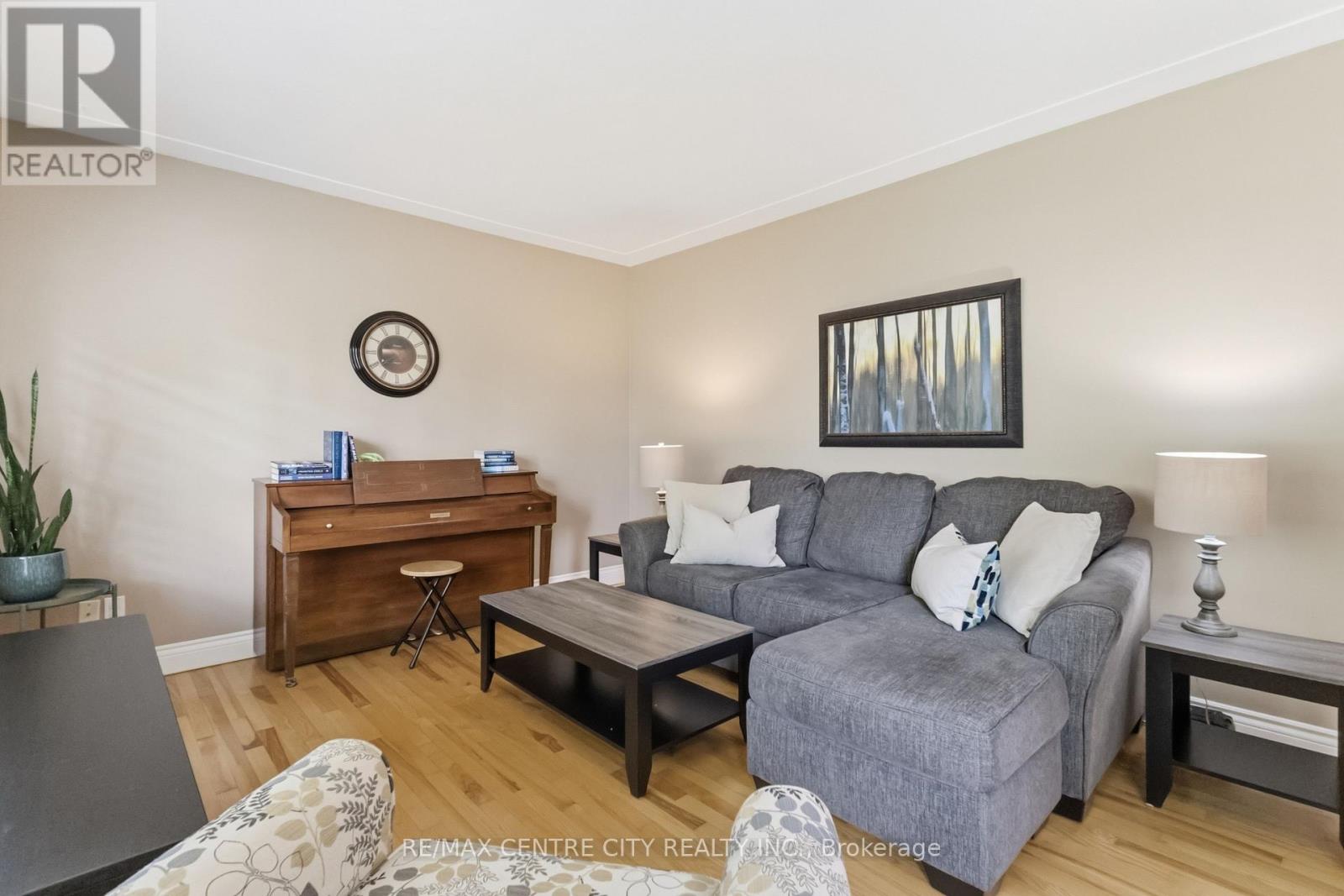 639 DUNBOYNE CRESCENT - 11