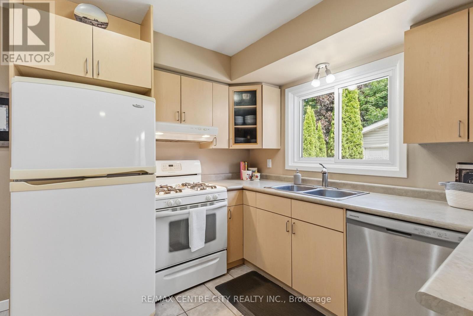 639 DUNBOYNE CRESCENT - 18