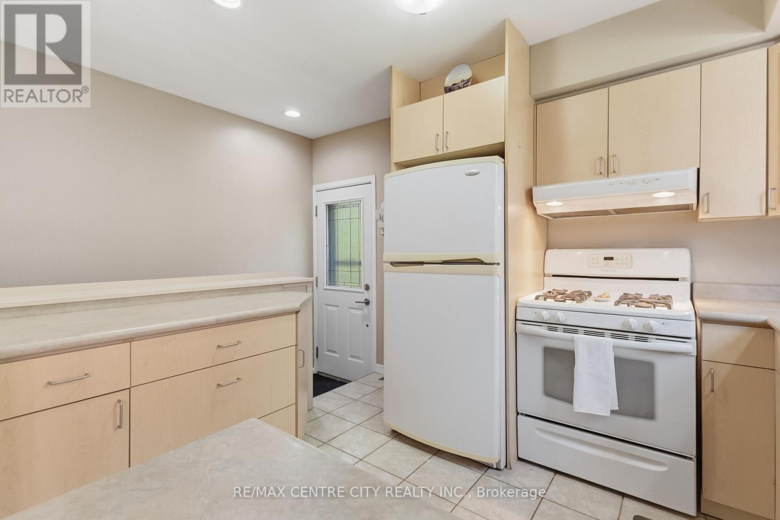 639 DUNBOYNE CRESCENT - 19